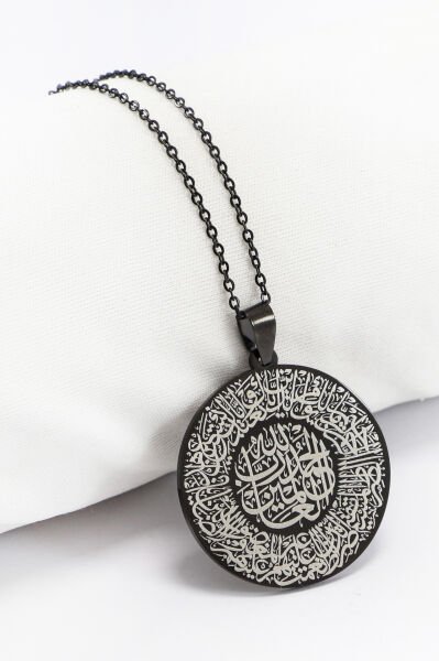 Siyah Çift Taraflı Çelik Kolye Ön Yüzünde Hat Ayetel Kürsi Arka Yüzünde Fatiha Yazılı Kolye (3,5 cm)