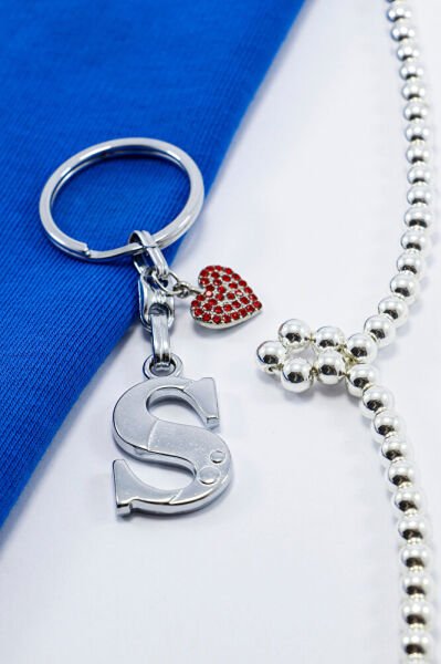 Kırmızı Parlak Kalpli Gümüş Renkli Metal S Harfi Anahtarlık /Minik Çanta Süsü