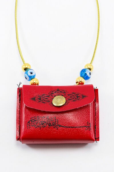 Kırmızı Cam Nazar Boncuğu Deri Çantalı Mini Kur'an-ı Kerim Lastikli Araba Dikiz Ayna Süsü