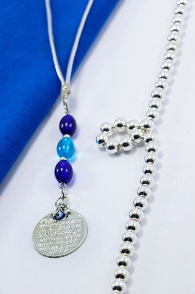 Şeffaf LAcivert ve Turkuaz Cam Boncuklu Metal Ayet'el Kürsi Araba Dikiz Ayna Süsü, Nazar Boncuklu