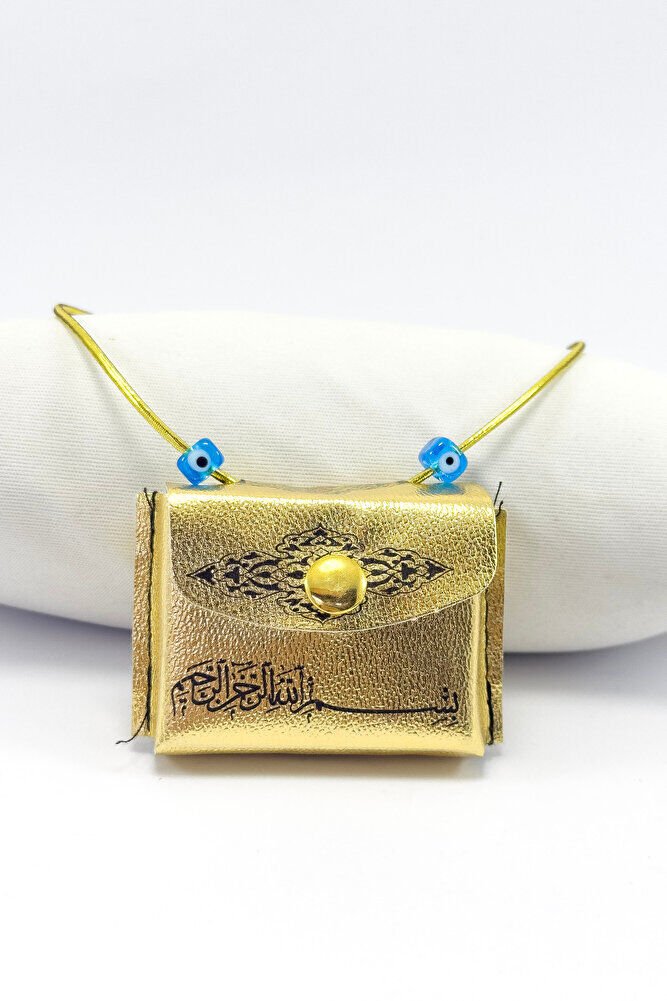 Altın Renkli Kare Nazarlı Deri Çantalı Mini Kur'an-ı Kerim Lastikli Araba Dikiz Ayna Süsü