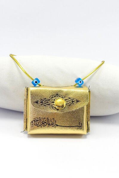 Altın Renkli Kare Nazarlı Deri Çantalı Mini Kur'an-ı Kerim Lastikli Araba Dikiz Ayna Süsü