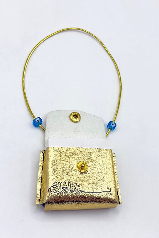 Altın Renkli Kare Nazarlı Deri Çantalı Mini Kur'an-ı Kerim Lastikli Araba Dikiz Ayna Süsü