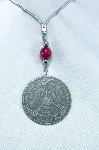 Kırmızı Doğal Akik Taşlı Gümüş Renk Çelik Çift Taraflı Ayetel Kürsi Felak Nas Ihlas Araba Ayna Süsü